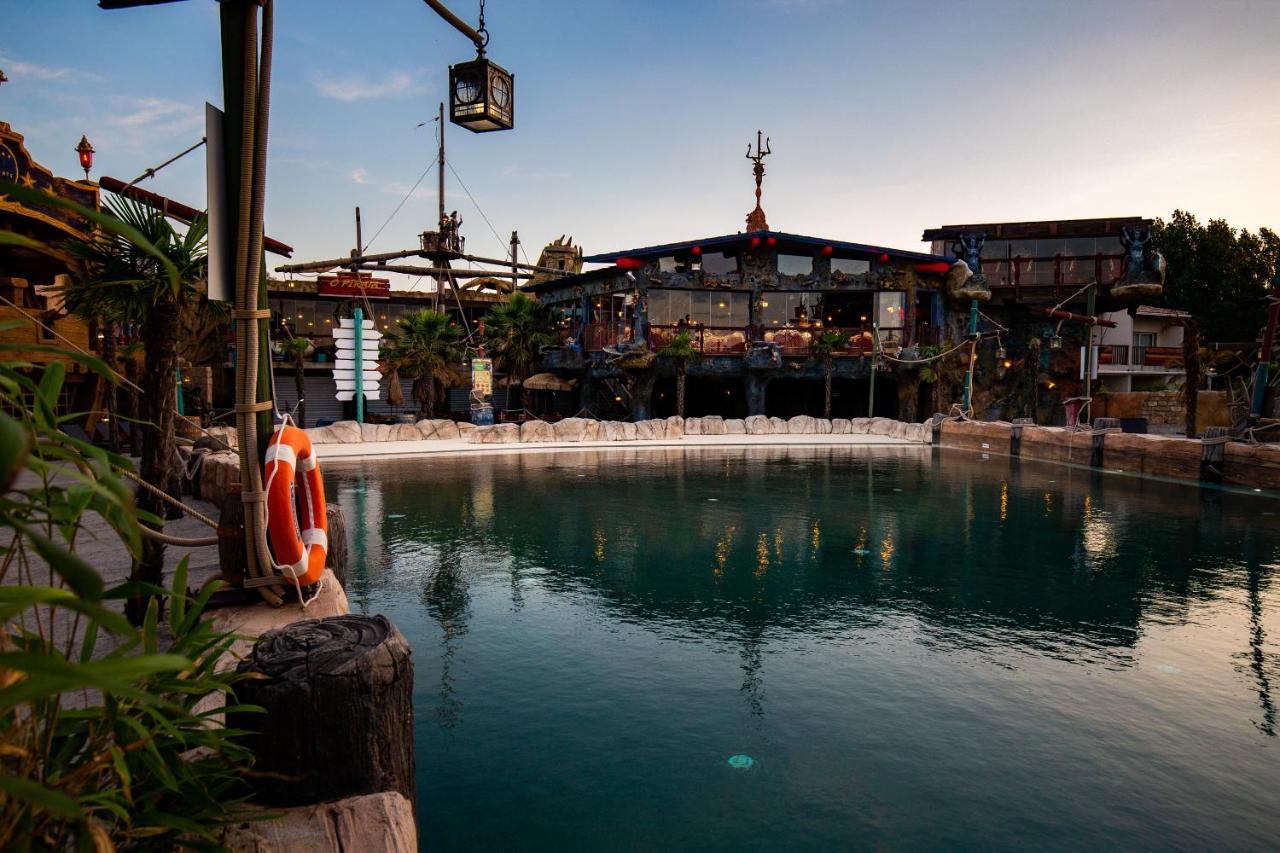 Hotel Pirates World แอกด์ ภายนอก รูปภาพ