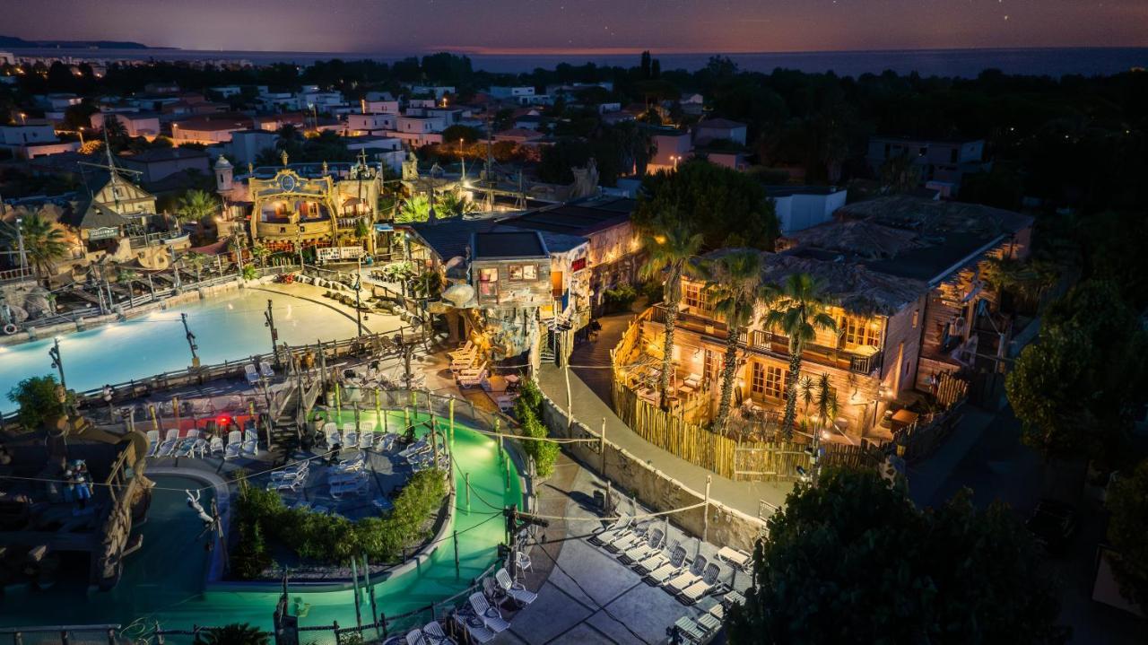Hotel Pirates World แอกด์ ภายนอก รูปภาพ