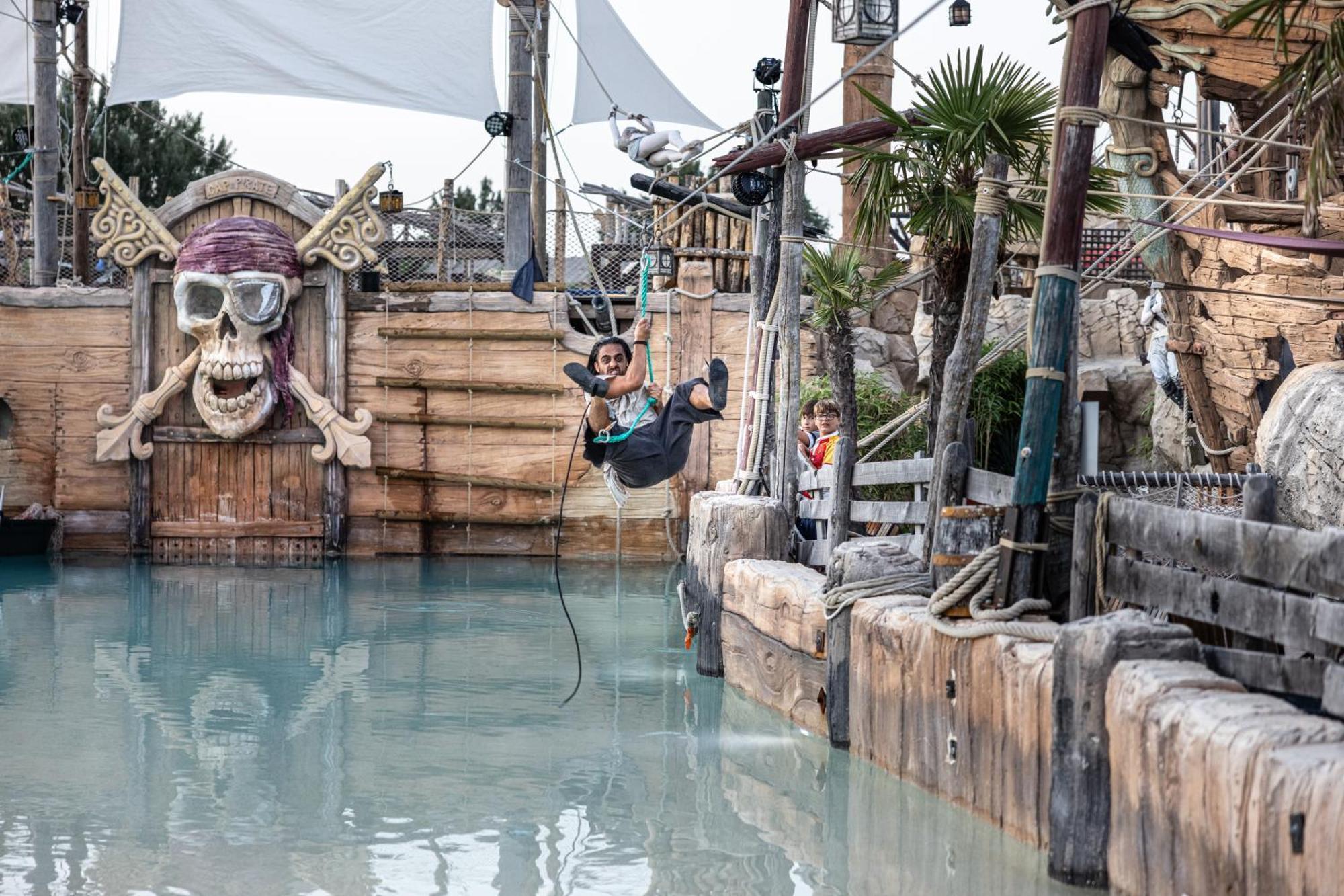 Hotel Pirates World แอกด์ ภายนอก รูปภาพ