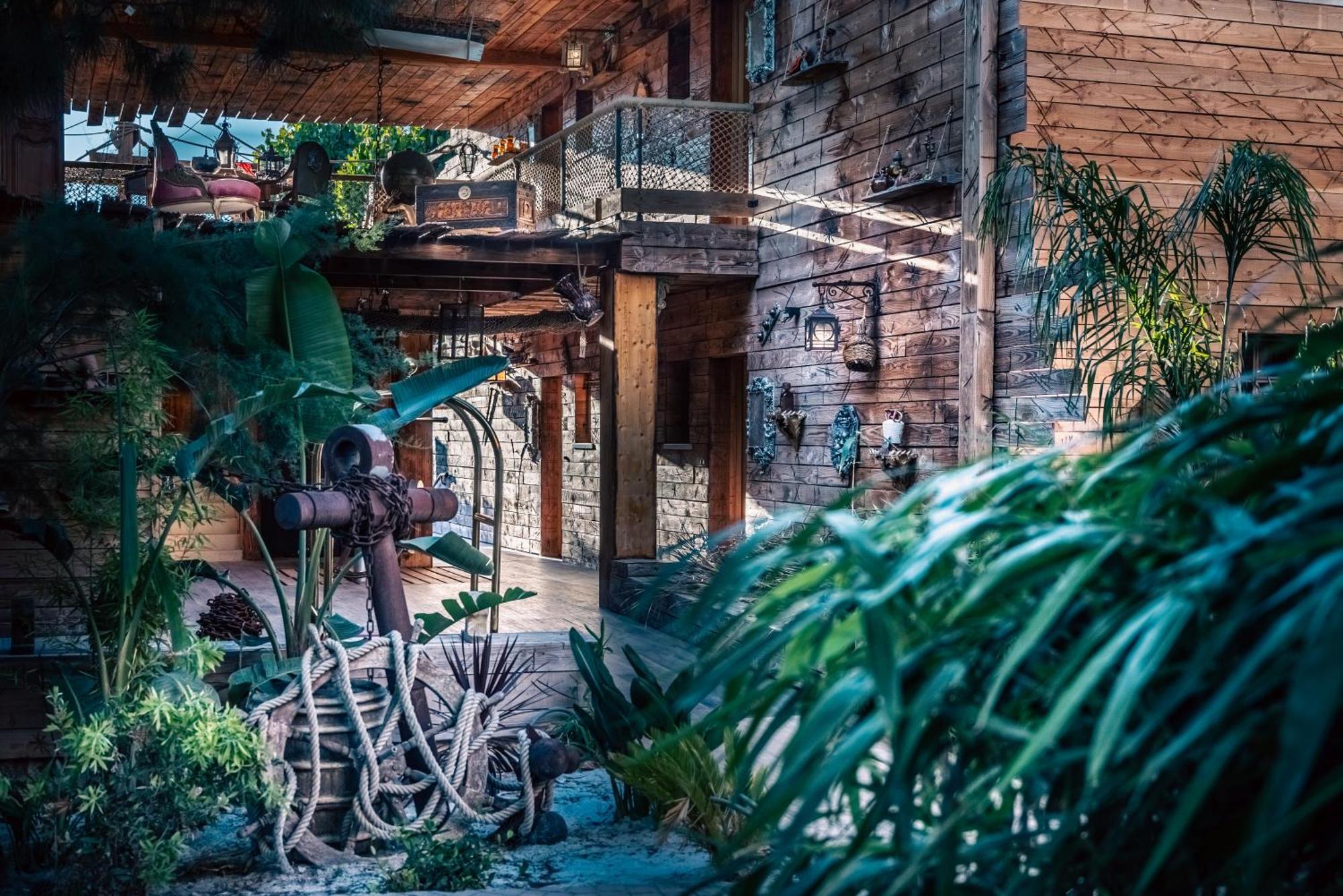Hotel Pirates World แอกด์ ภายนอก รูปภาพ